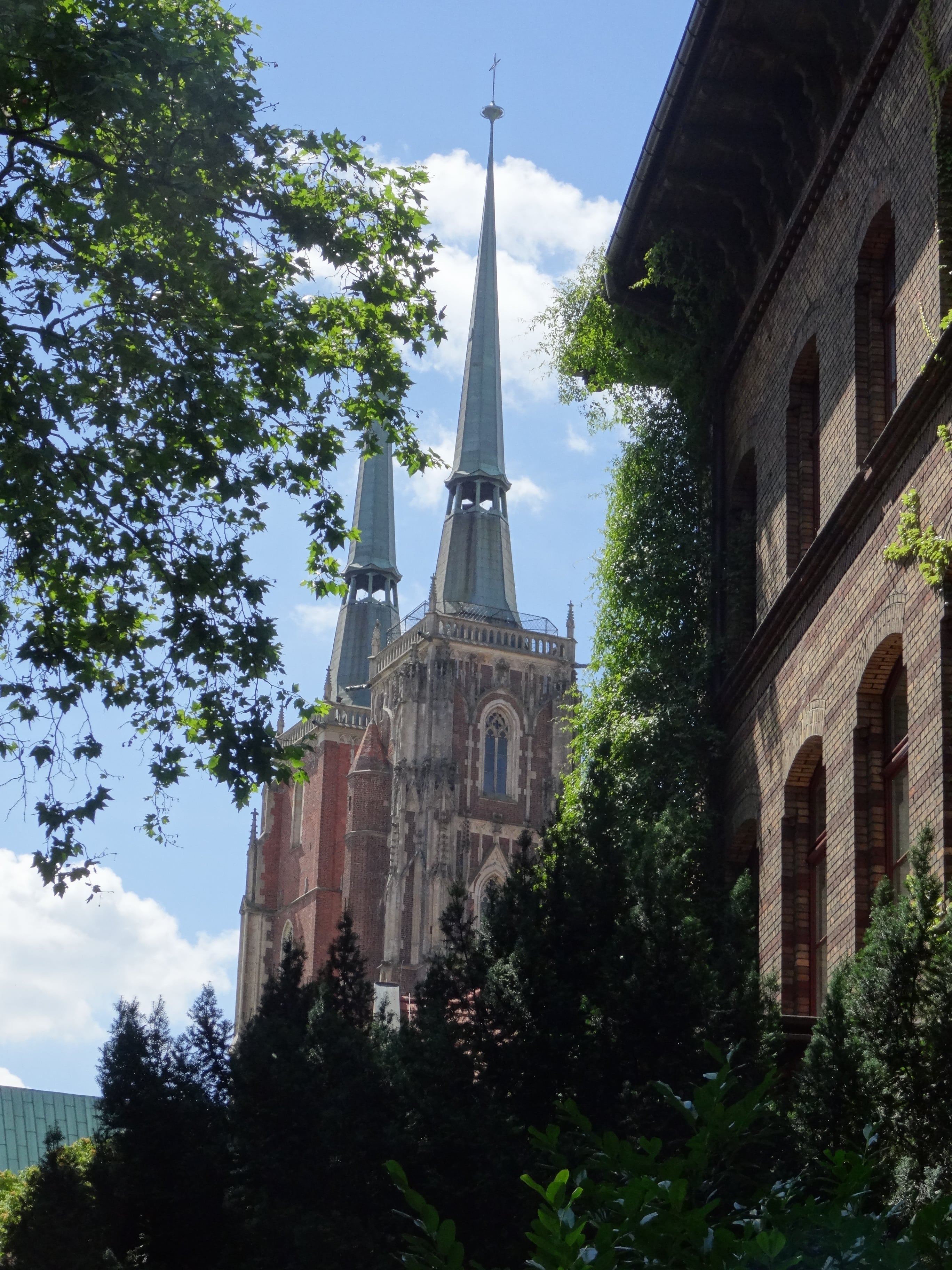 wieże kościoła - ogród botaniczny we Wrocławiu