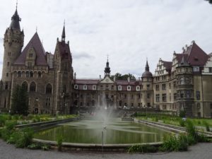 moszna-zamek-fontanna