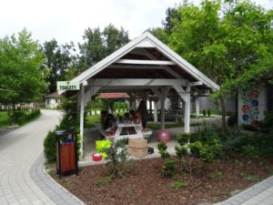 zielona-oliwka-altana-z-dziecmi