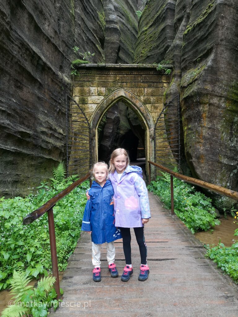 gotycka-brama-skalne-miasto-adrspach