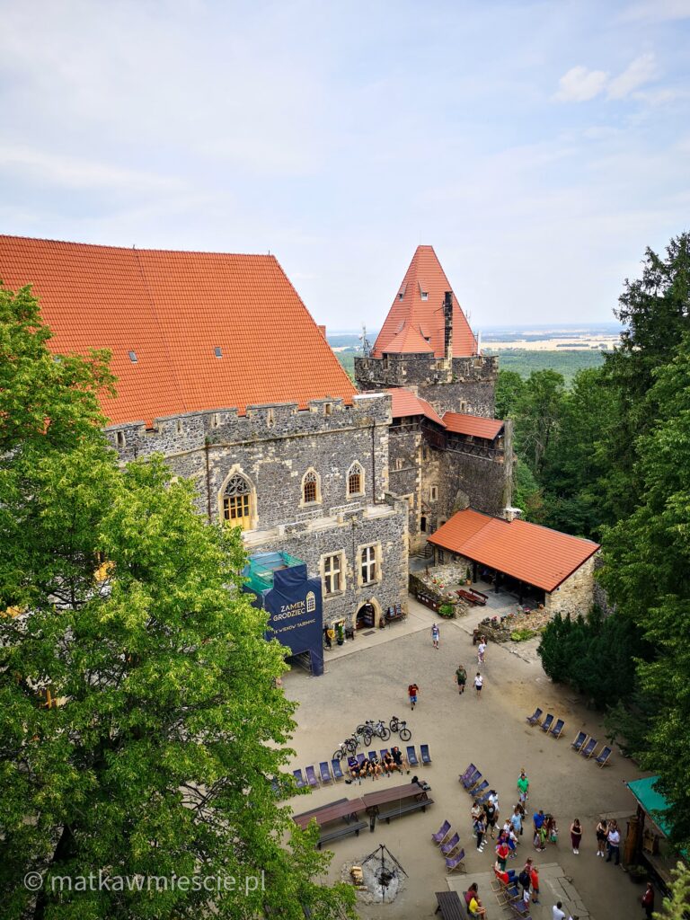 zamek-grodziec-widok-z-góry-na-dziedziniec